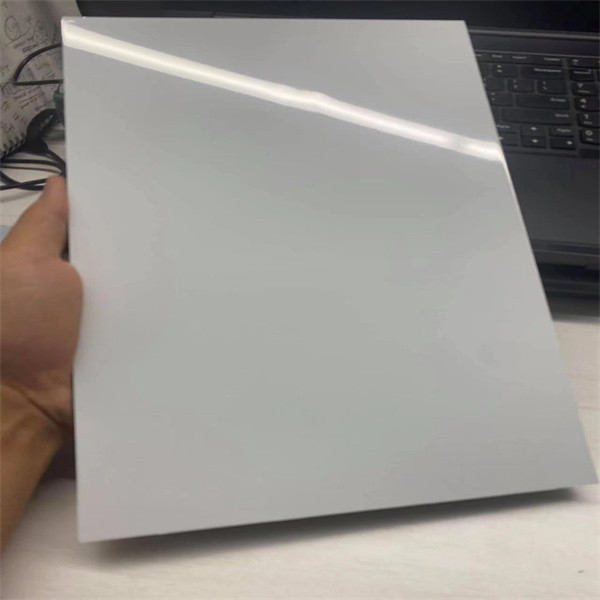 Hoogglanzend aluminiumcomposite-paneel beschermt tegen vervuiling en zorgt voor een elegante decoratie van gebouwen