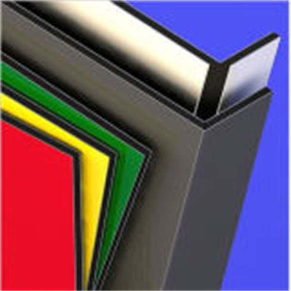 Hoogglanzend aluminiumcomposite-paneel beschermt tegen vervuiling en zorgt voor een elegante decoratie van gebouwen