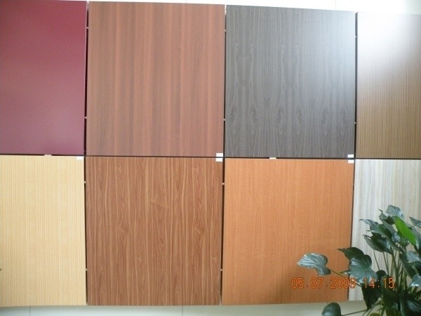 Vervaardiging van houten aluminiumcomposites voor de bekleding van gordijnmuren en voor buitenmuurpaneel en interieurdecoratie