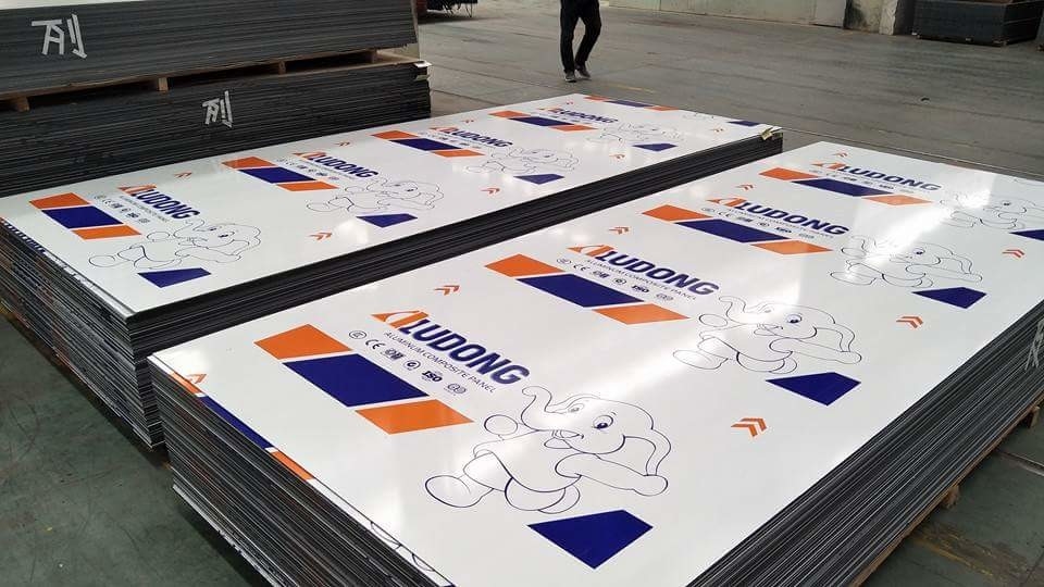 Hoogglanzend aluminiumcompositpanel dat uw oppervlak beschermt met nano-PVDF-coating en zelfreinigende verf