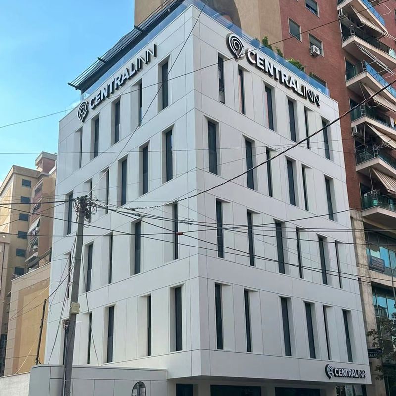 Luxe modern prefab huis. Makkelijk te monteren. 3 slaapkamers. Containerhuis met aluminiumcomposite panelen.