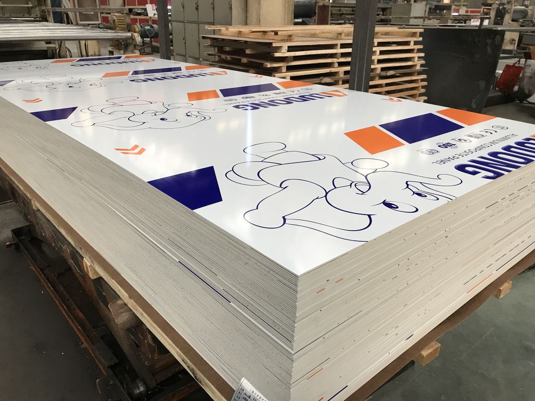 Hot Sale Aluminium Composite Panel 4x8 ft PVDF PE Coated Branddicht Lichtgewicht Op maat Verkrijgbaar voor binnen- en buitenversiering