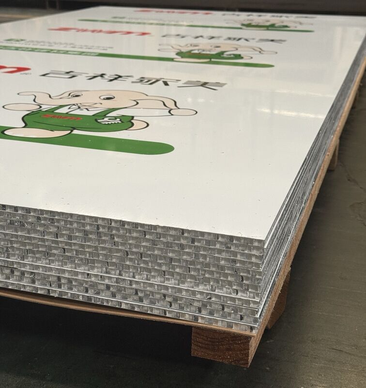 Aluminium honingraatpaneel Voor plafonds, dakbedekkingen, binnen- en buitenmuren, enz.