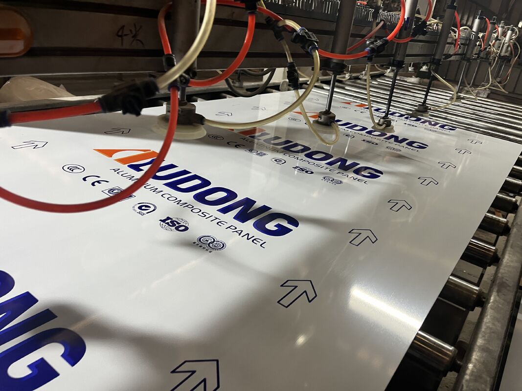 4*0,40mm FR B1 Brandwerend Aluminium Composite Panel Voor winkelcentrum, hotel, treinstation enz.