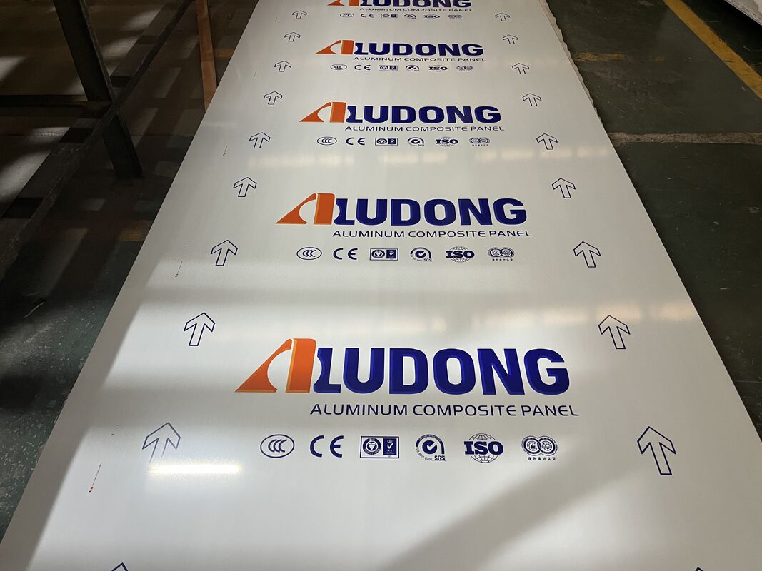 4*0,40mm FR B1 Brandwerend Aluminium Composite Panel Voor winkelcentrum, hotel, treinstation enz.