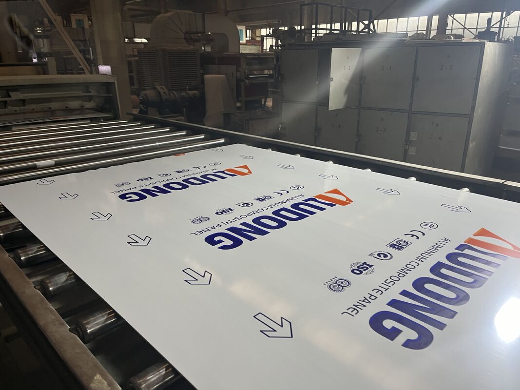 FR PVDF-gecoat brandwerend ALUDONG Aluminiumcomposite panel dikte 4 mm voor gebouwen