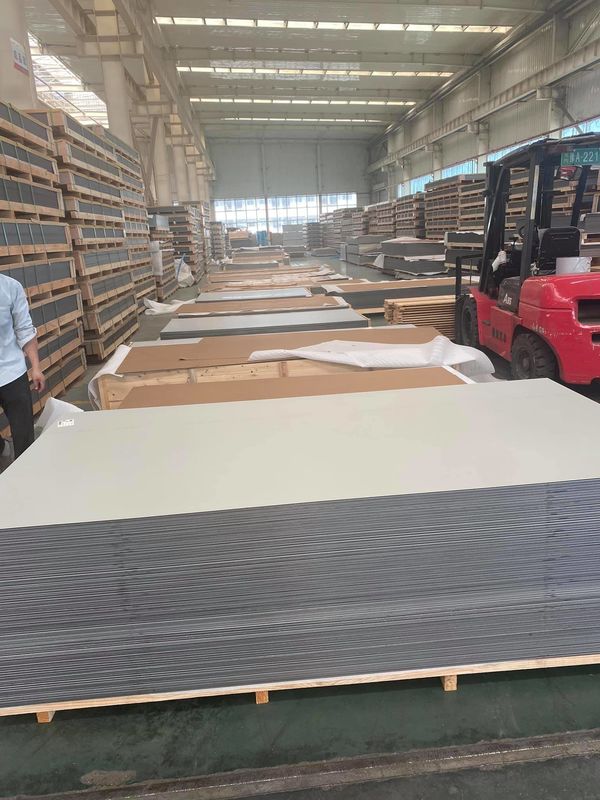 Verbeter de esthetiek van uw gebouw met geborsteld aluminiumcompositpanel