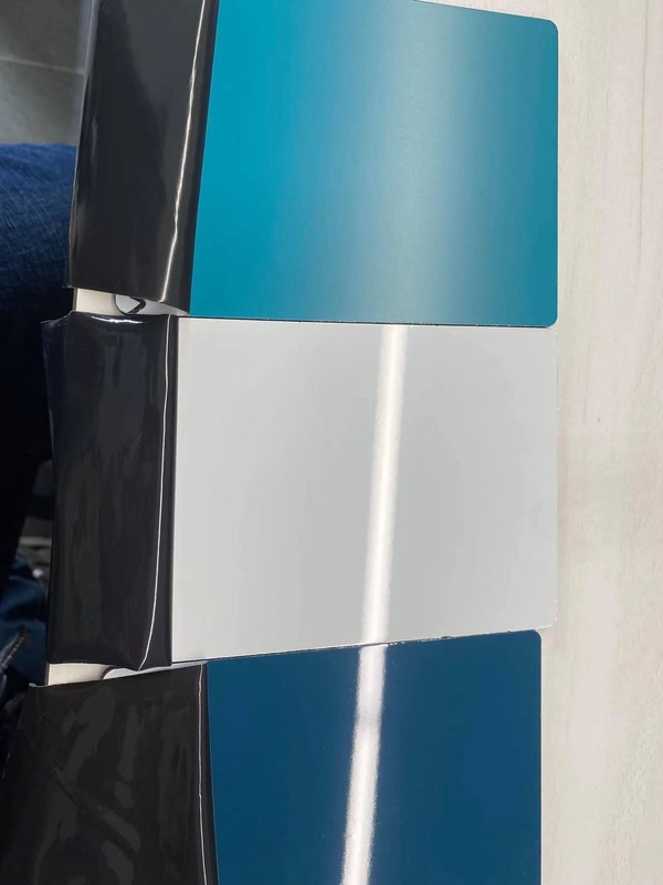 Hoogglanzend aluminiumcomposite-paneel beschermt tegen vervuiling en zorgt voor een elegante decoratie van gebouwen