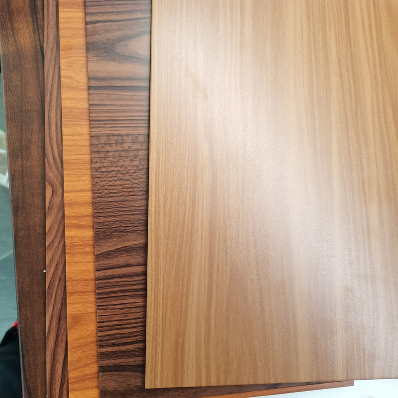 Vervaardiging van houten aluminiumcomposites voor de bekleding van gordijnmuren en voor buitenmuurpaneel en interieurdecoratie