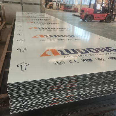 Glanzige PVDF-aluminiumcompositpanel voor langdurige plafondbescherming
