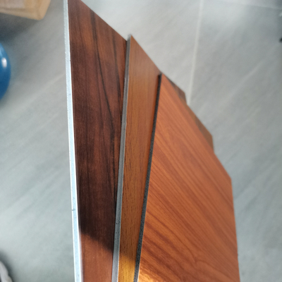Veelzijdige afmetingen en kleuren beschikbaar voor houten aluminiumcomposite panelen met PVDF-filmlaminatie